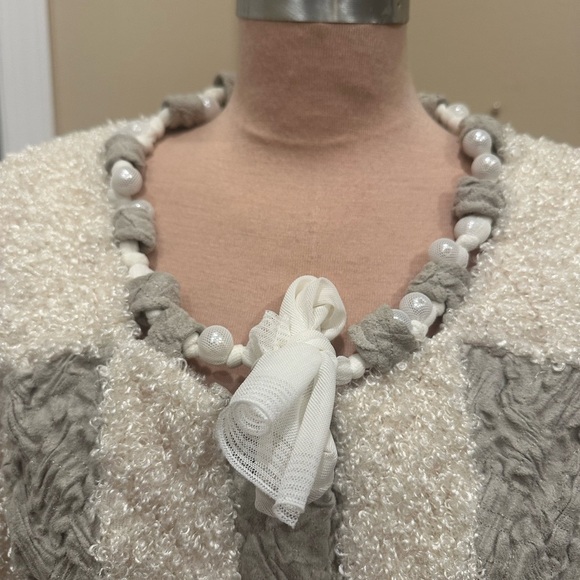 Alberto Makali Ivory Pearl Trim Bouclé Jacket Satin Panels and Bow Size Large - Picture 4 of 8